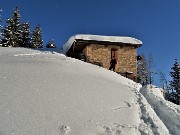 29 Mezzogiorno ...possibile sosta-pranzetto a questa baitella al sole 